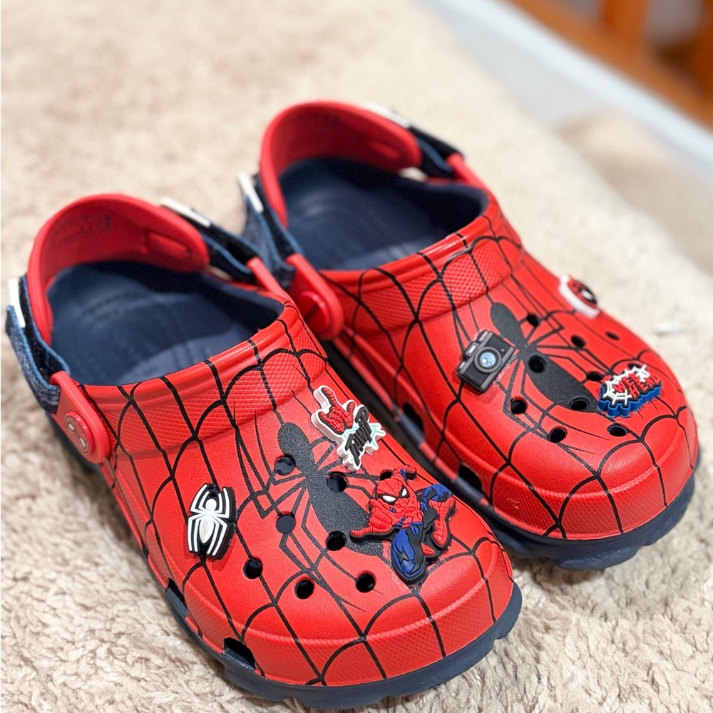 CROCS Spider-Man Kids Clogs - Red and Black J1